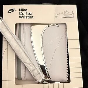 Nike Cortez Wristlet Card Wallet White Metallic Silver Swoosh new in-box
